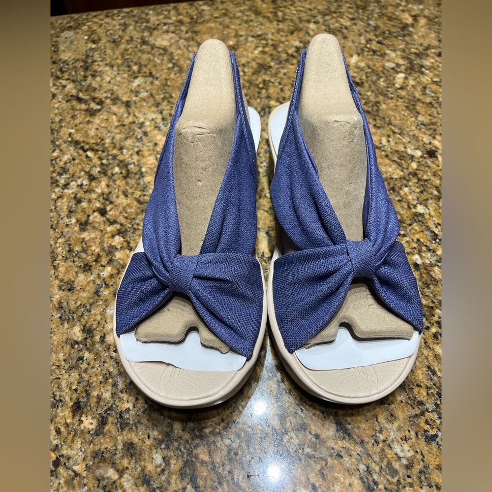 Life stride B Zees Women's Blue Knotted Sandals